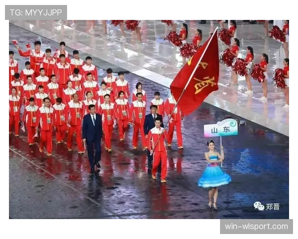 余依婷训练完随手啃蛋白棒的样子,真不像刚拿奖牌的人 余依婷训练完随手啃蛋白棒的样子,真不像刚拿奖牌的人