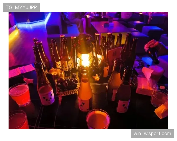 阿尔瓦雷斯这小子，训练完直接拎着蛋白粉去夜店蹦迪？